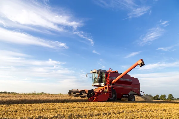 Combineer oogstmachine aan het werk — Stockfoto