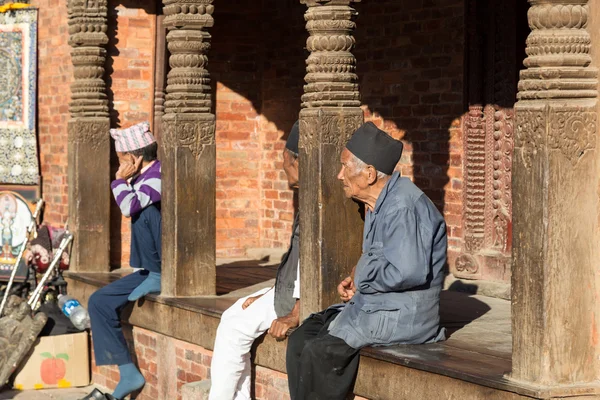 Ältere männer auf dem kathmandu durbar platz — Stockfoto