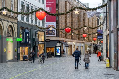 Kopenhag, Danimarka 'da Noel süslemeli alışveriş caddesi