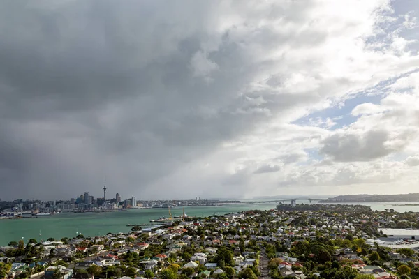 Mörkt moln över Auckland skyline — Stockfoto