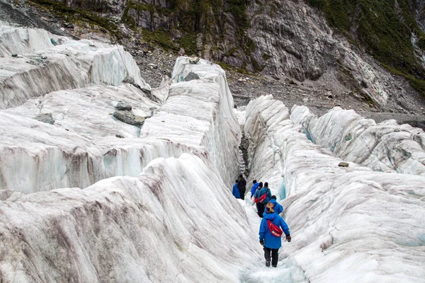 Excursiones turísticas por el glaciar Franz Josef, Nueva Zelanda — Foto de Stock