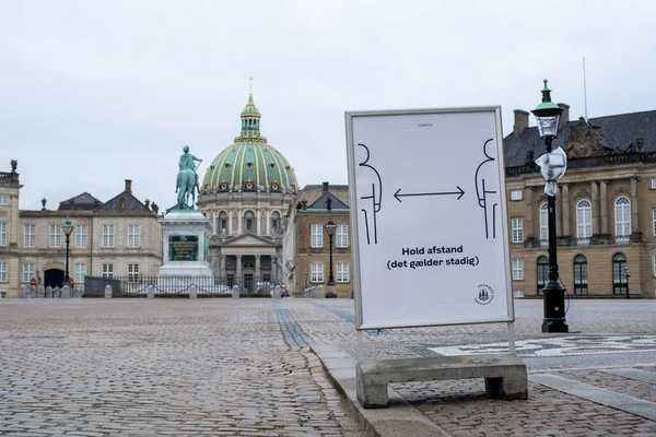 Keep Distance Sign on Amalienborg Palace Square in Copenhagen — Stock fotografie