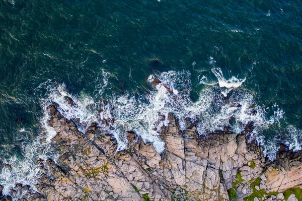 Drone Pohled na skalnaté pobřeží útesu na Bornholmu, Dánsko — Stock fotografie