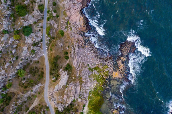 Drone Vista da costa rochosa do penhasco em Bornholm, Dinamarca — Fotografia de Stock