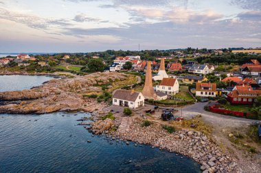 Danimarka 'nın Bornholm kentindeki Sandvig' deki duman evlerinin insansız hava aracı görüntüsü