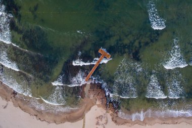 Bornholm Adası 'ndaki Sandvig' deki Ahşap İskelenin Drone görüntüsü