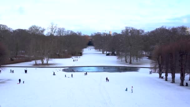 Kopenhag Frederiksberg Bahçelerinde kış — Stok video