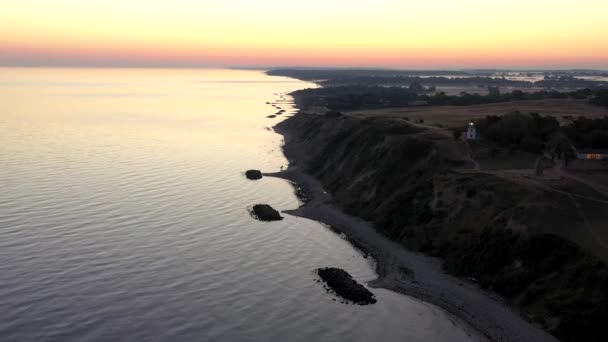 Spodsbjerg vuurtoren en kustlijn tijdens zonsopgang — Stockvideo