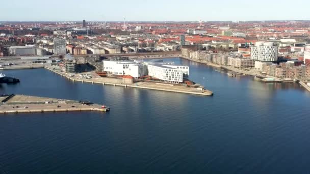 Беспилотный вид на город ООН в Копли, Дания — стоковое видео