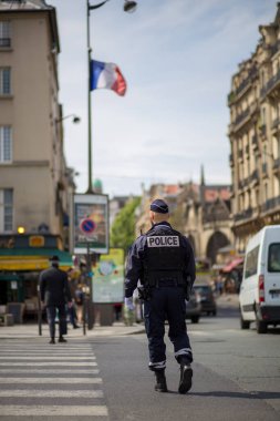 Paris sokaklarında trafik polisi.