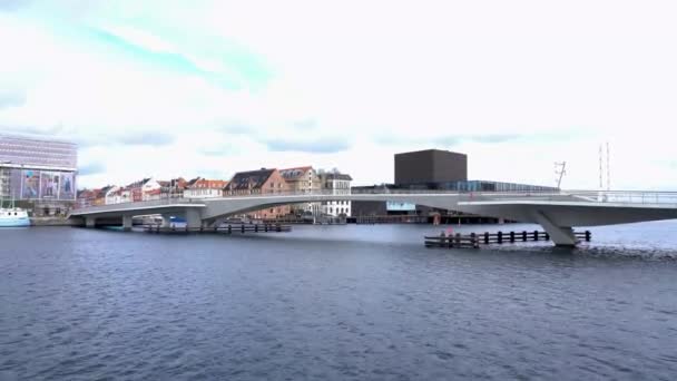 Fuß- und Radfahrerbrücke Inner Harbour in Kopenhagen, Dänemark — Stockvideo