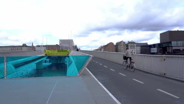 Fuß- und Radfahrerbrücke Inner Harbour in Kopenhagen, Dänemark — Stockvideo