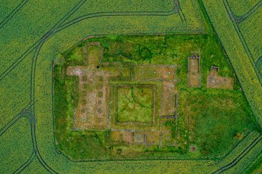 Danimarka 'daki Aebelholt Abbey Harabeleri' nin insansız hava aracı görüntüsü