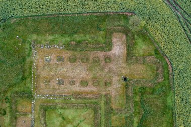 Danimarka 'daki Aebelholt Abbey Harabeleri' nin insansız hava aracı görüntüsü