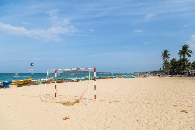 Trincomalee, Sri Lanka 'daki Sand Beach' te futbol sahasında.