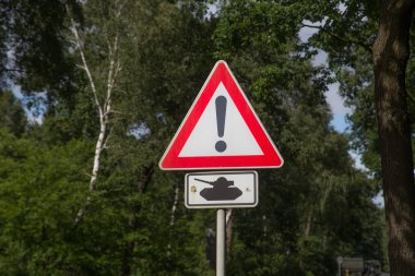 Yol işareti tankları geçerken