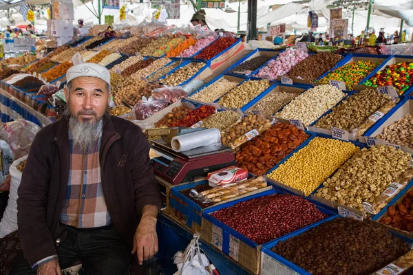 Vendedor de frutas secas no Osh Bazaar — Fotografia de Stock