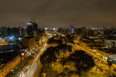 Parque Kennedy by night