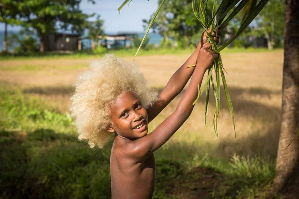 Niño de pelo rubio y piel coloreada — Foto de Stock