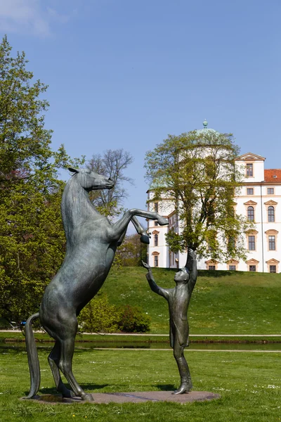 Estatua de caballo frente al castillo Celle — Foto de Stock