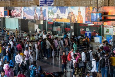Delhi, Hindistan - 15 Eylül 2025: Yeni Delhi Tren İstasyonu bekleme salonunda kalabalık