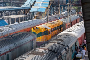 Delhi, Hindistan - 15 Eylül 2025: Yeni Delhi Tren İstasyonu 'ndaki tren ve insanlar