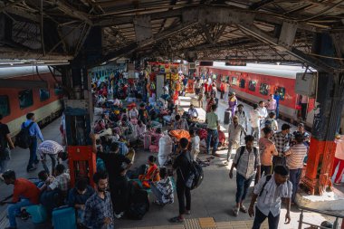 Delhi, Hindistan - 15 Eylül 2025: Yeni Delhi Tren İstasyonu 'ndaki tren ve insanlar