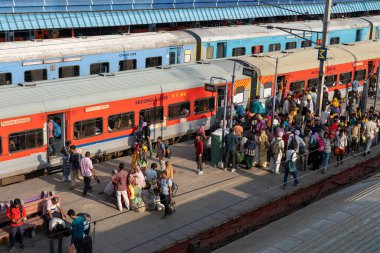 Delhi, Hindistan - 15 Eylül 2025: Yeni Delhi Tren İstasyonu 'ndaki tren ve insanlar