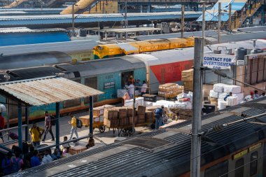 Delhi, Hindistan - 15 Eylül 2025: Yeni Delhi Tren İstasyonu 'ndaki tren ve insanlar