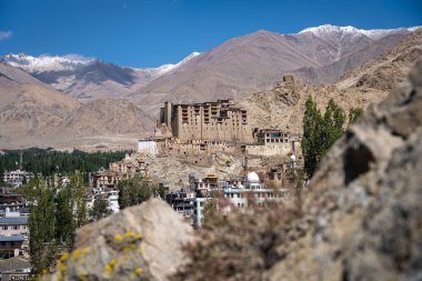 Leh, Hindistan - 17 Eylül 2025: Leh Sarayı ve arka planda karlı dağlar ile şehri görün