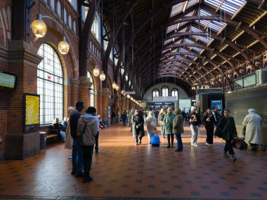 Kopenhag, Danimarka - 19 Ekim 2025: Merkez Tren İstasyonu 'nun ana salonundaki insanlar