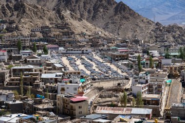 Leh, Hindistan - 13 Eylül 2024: Tarihi şehir merkezinde otopark olarak kullanılan polo sahası.