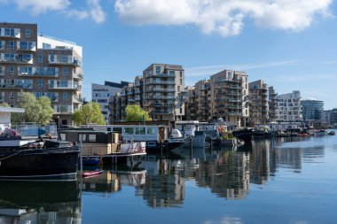 Kopenhag, Danimarka - 6 Ağustos 2024: Havneholmen bölgesindeki modern apartmanlar ve yüzen evler