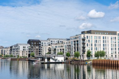 Kopenhag, Danimarka - 6 Ağustos 2024: Havneholmen bölgesindeki modern apartmanlar ve yüzen evler