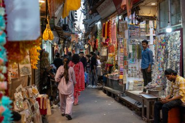 Delhi, Hindistan - 15 Eylül 2025: Tarihi Delhi 'de Chandni Chowk Çarşısı' nda dar sokaklardaki insanlar