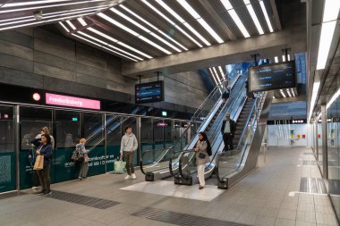 Kopenhag, Danimarka - 16 Mayıs 2025: Metro istasyonu Frederiksberg 'in metro hattındaki iç manzarası