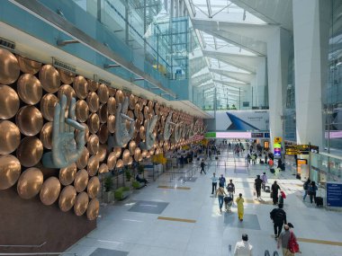 Delhi, Hindistan - 15 Eylül 2025: Indira Gandhi Uluslararası Havalimanı içindeki varış salonu