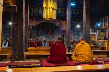 Thiksey, Hindistan - 17 Eylül 2025: Thiksey Manastırı 'ndaki günlük sabah töreninde keşişler