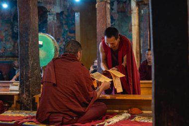 Thiksey, Hindistan - 17 Eylül 2025: Thiksey Manastırı 'ndaki günlük sabah töreninde keşişler