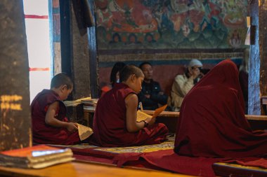 Thiksey, Hindistan - 17 Eylül 2025: Thiksey Manastırı 'ndaki günlük sabah töreninde keşişler