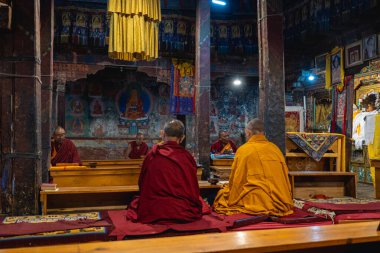 Thiksey, Hindistan - 17 Eylül 2025: Thiksey Manastırı 'ndaki günlük sabah töreninde keşişler