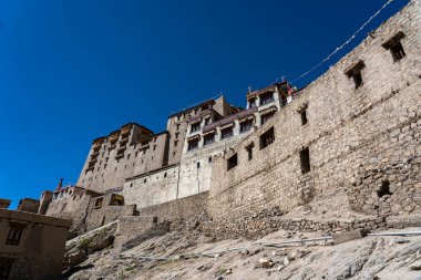 Leh, Hindistan - 13 Eylül 2024: Şehir merkezindeki tarihi Leh Sarayı 'nın dışı