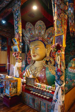Thiksey, Hindistan - 17 Eylül 2025: Thiksey Manastırı 'ndaki Maitreya Buddha' nın 15 metrelik heykeli