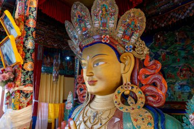 Thiksey, Hindistan - 17 Eylül 2025: Thiksey Manastırı 'ndaki Maitreya Buddha' nın 15 metrelik heykeli
