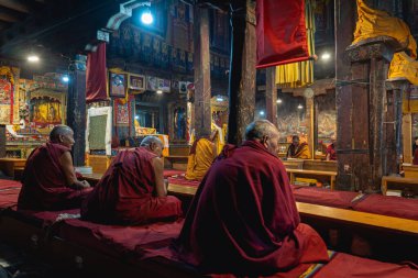 Thiksey, Hindistan - 17 Eylül 2025: Thiksey Manastırı 'ndaki sabah töreninde keşişler