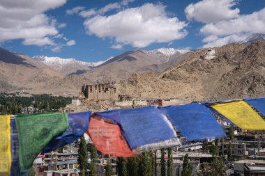 Leh, Hindistan - 12 Eylül 2024: Leh Sarayı ile şehir manzarası ve arka planda karlı dağlar
