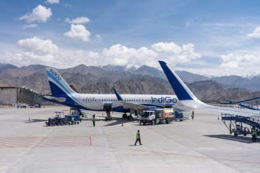 Leh, Hindistan - 16 Eylül 2025: İndigo Airbus A320 Neo Kushok Bakula Rimpochee Havaalanı 'na park etti