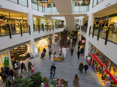 Kopenhag, Danimarka - 29 Kasım 2025: Noel süsü ve Frederiksberg Alışveriş Merkezi 'ndeki insanlar.