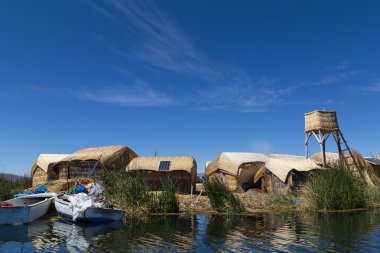 Uros Titino yüzen ada