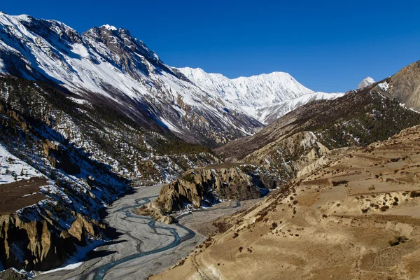 Pohled z údolí na vesnici Manang na Annapurna Circuit — Stock fotografie